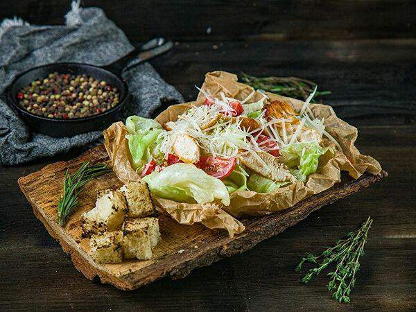 Chixx - Салат Цезарь с беконом