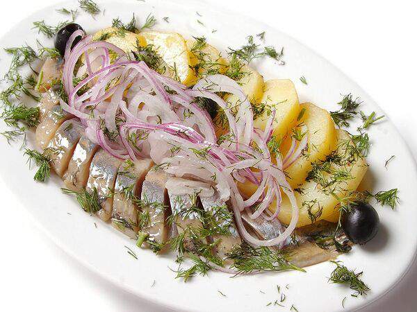 Mr. Smile - Отварной картофель с селедкой, маринованным луком и горошком