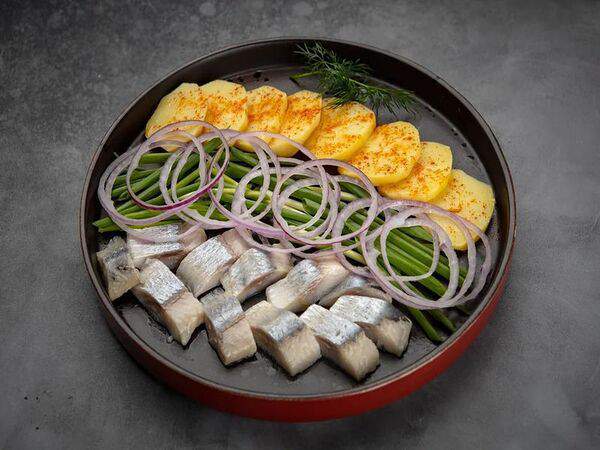 Merzen - Каспийская сельдь с отварным картофелем и зеленым луком