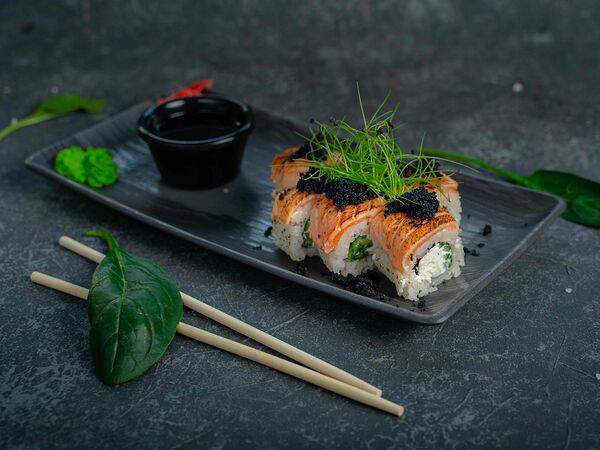 Macarena - Ролл с опаленным лососем