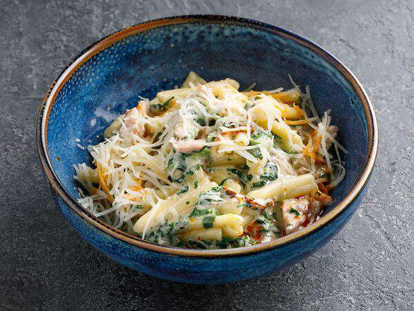 Ketch Up - Паста с копченым цыпленком и овощами в сливочном соусе