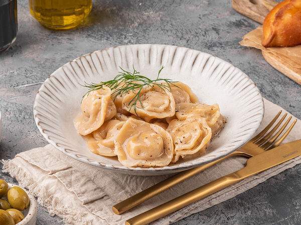 Солянка - Пельмени куриные с белым соусом