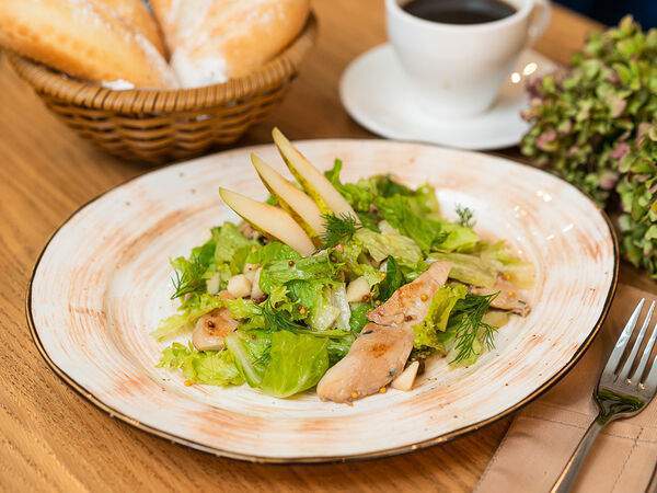 Theo - Салат Фрежюс с куриной грудкой, сыром камамбер и грушей