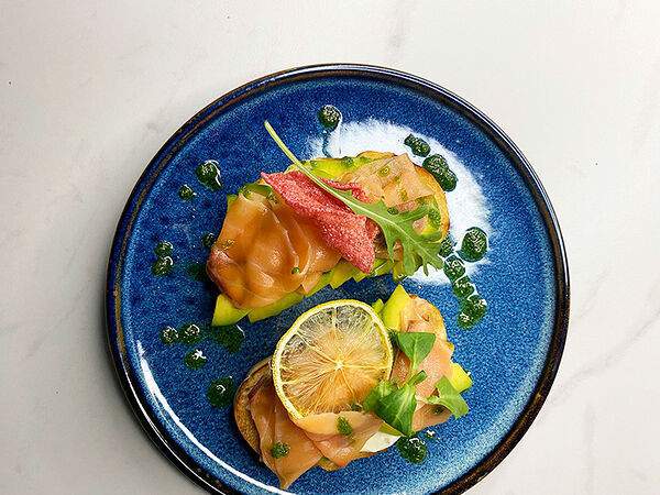 Lukum lounge cafe - Брускетты с семгой и авокадо