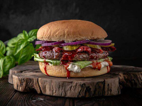 Бургерная Дровосек - Бургер с беконом и инжирным джемом