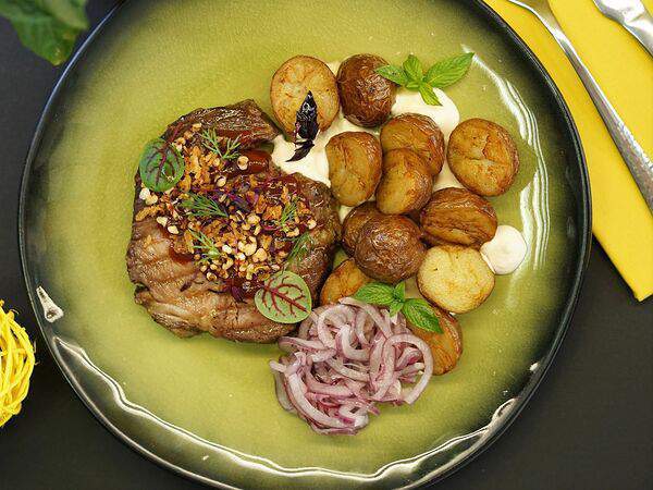 Yellow Cafe - Ошеек из свинины с мини картофелем