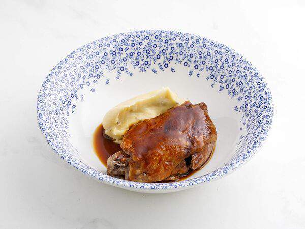 Oggi Bistro - Утиная ножка с картофельным пюре и белыми грибами