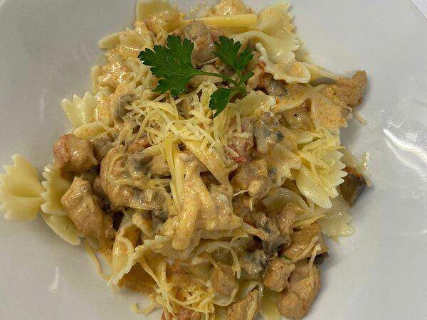 Elefant - Паста Фарфалле с курицей, томатами и грибами