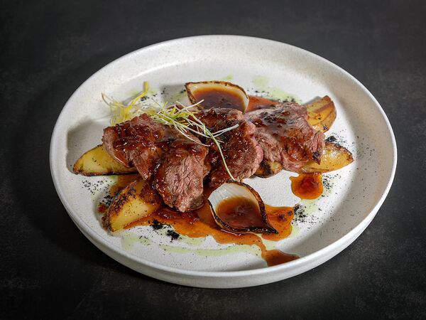 Happyterria - Медальоны из молодой говядины с картофелем и соусом