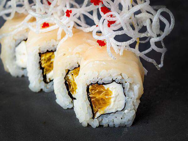 Фиши - Ролл с обожженным гребешком и апельсином