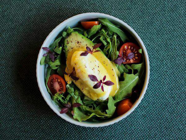 Где-то в Азии - Авокадо гриль с яйцом пашот и голландским соусом