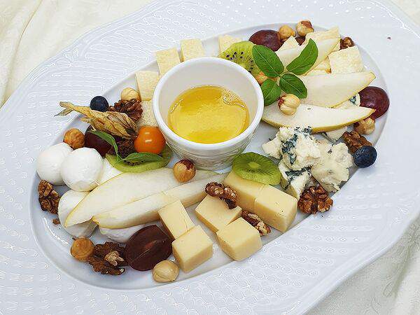 Васнецовъ - Тарелка сыров заморских