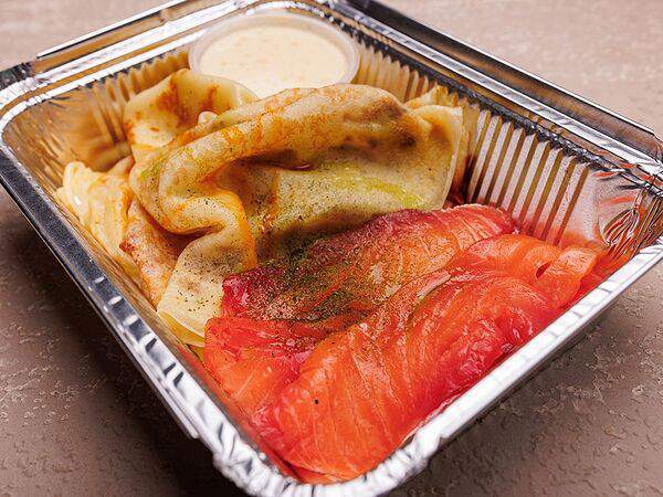 Завтрак - Блинчики с лососем и соусом голландез