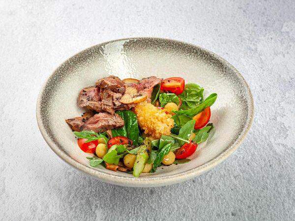 Port42 - Салат с ростбифом, шампиньонами и жареным желтком