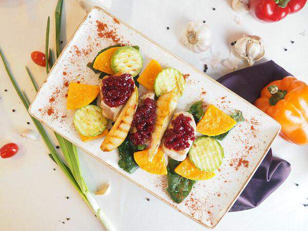 Вилла Подлипки - Медальон из индейки с брусничным соусом