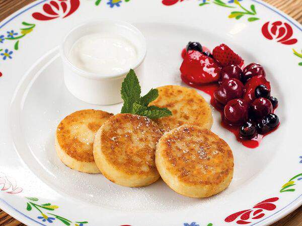 Васильки - Сырники с ягодным соусом