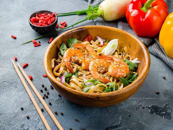 Пицца & лапша - Китайская лапша с тигровыми креветками и овощами