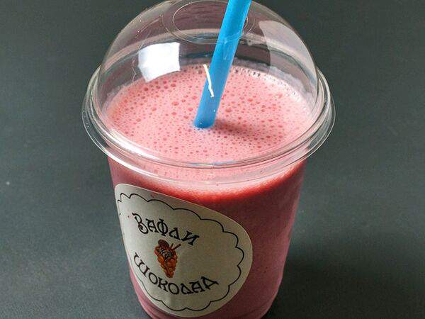 Вафли и шоколад - Молочный коктейль банан-клубника