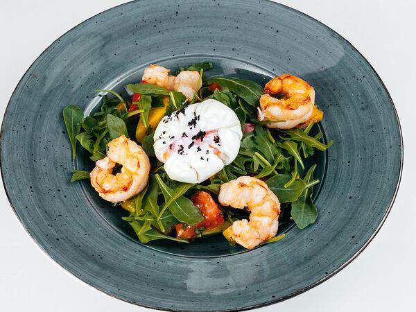 Магадан - Салат с яйцом пашот, авокадо и креветками