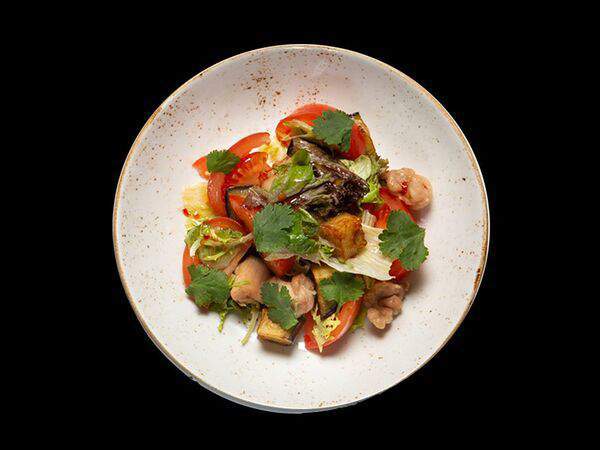 Fabrika - Салат с цыпленком и пикантным соусом