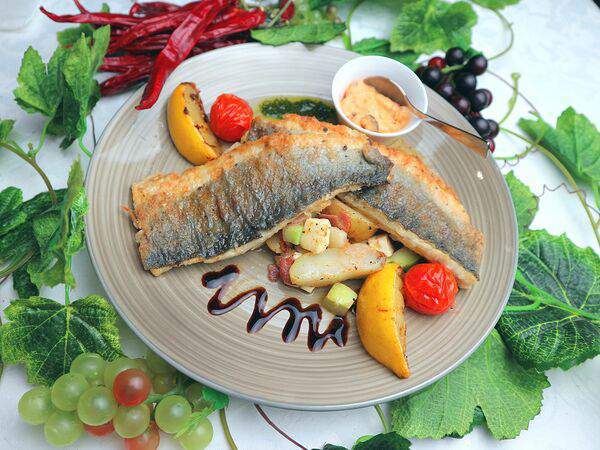 Вечная пятница - Сибас жаренный с брынзой и беконом в сливочном соусе