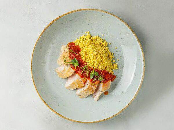 Carrie - Куриная грудка с соусом сальса и кускусом