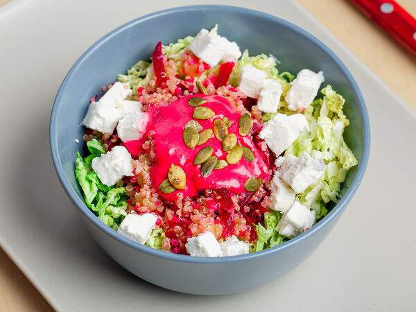 Pita's - Салат с киноа, брынзой и свеклой