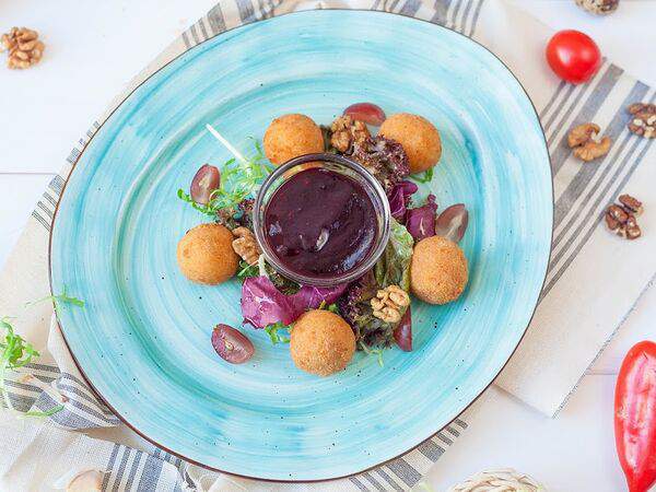 Квартира 162 - Сырные шарики с ягодным соусом