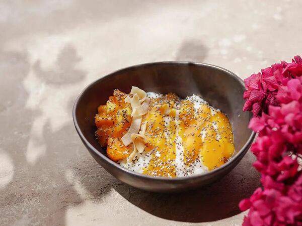 Breadway-cafe - Рисовая каша с манго и кокосовыми чипсами