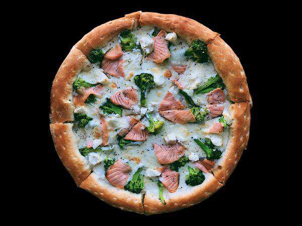 Пиццуля - Пицца Бьянка с лососем и брокколи