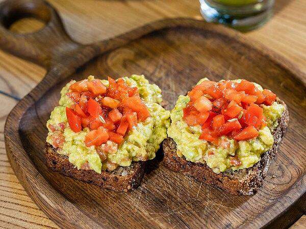 Кафе-пекарня Поль Бейкери - Брускетта с авокадо и томатами