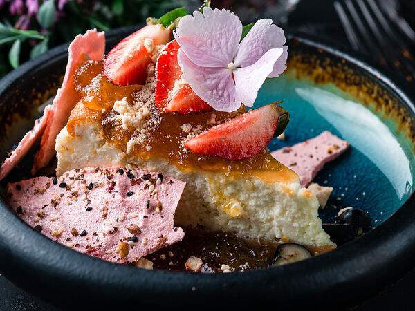 Березка - Сырный пирог с ягодами и клубничным соусом