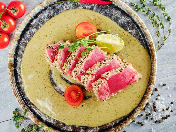 Мархаба - Стейк из тунца под медово-кунжутным соусом