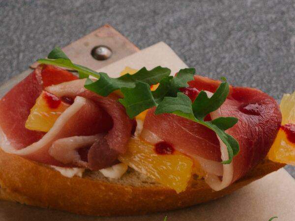 The Kitcha - Брускетта с копченной утиной грудкой