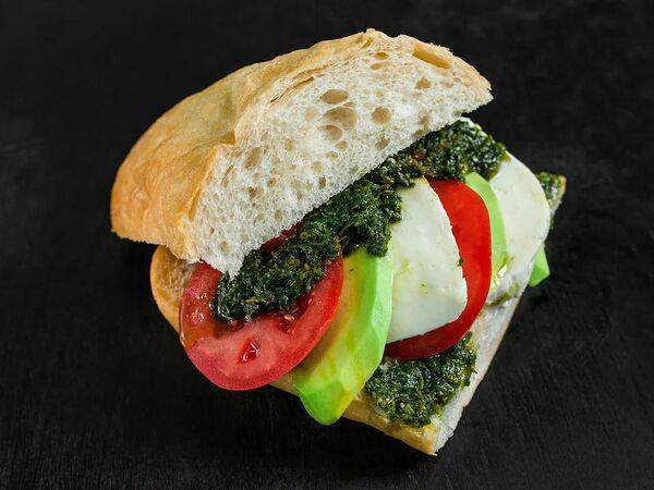 Eattery - Сэндвич с авокадо, моцареллой и помидорами