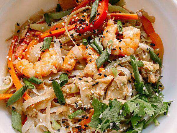 Рамен между нами - Лапша с курицей и креветками с соусом Цезарь