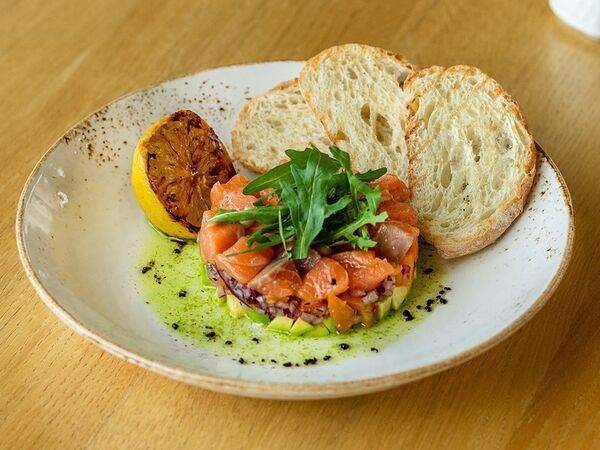 Победа - Тартар из лосося и авокадо