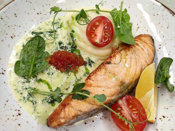 Blackberry - Филе лосося со шпинатом и картофельным пюре