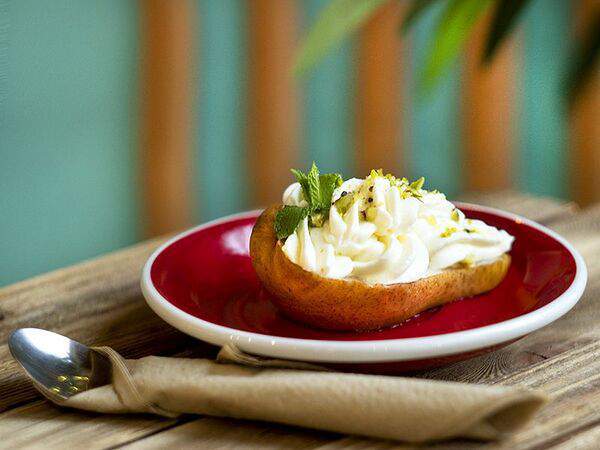 Кофейня Зеленая Улица - Груша запечённая с кремом и фисташками