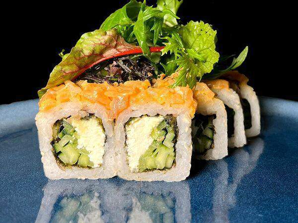 Sushi 34 - Ролл тартар из лосося в соусе спайси