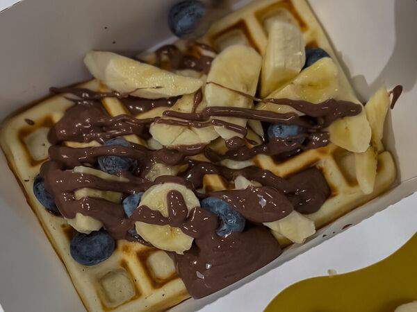 Кормим по-братски - Бельгийская вафля с фруктами и шоколадом