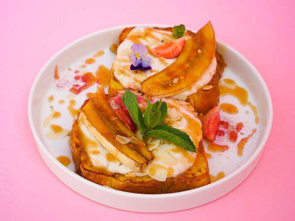 Sisters Coffee & Wine - Бриошь с бананом и солёной карамелью