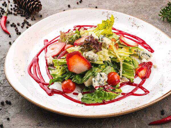 Chalet River Club - Салат из печени цыплёнка с малиновым соусом