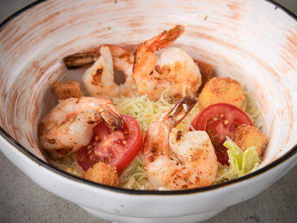 Огонёк - Салат цезарь с креветками на гриле