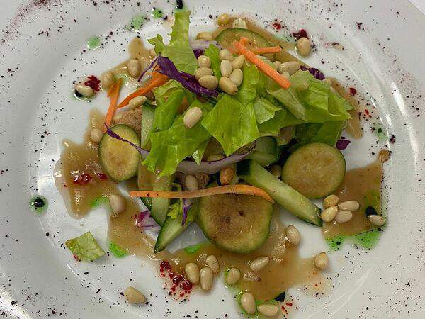 Elefant - Салат куриный с фейхоа и кедровым орехом