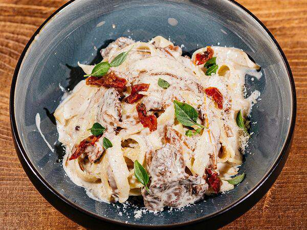 Friends Gastrobar - Феттуччине с говядиной и печеным перцем