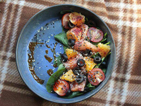 Lounge 1925 - Салат с лососем, апельсином и томатами черри