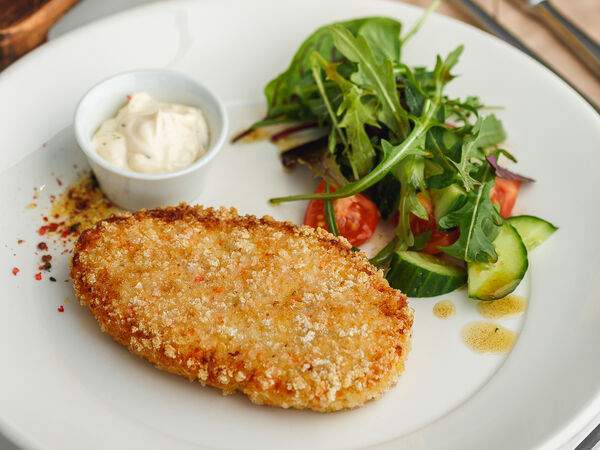 Конфитюр - Котлета из щуки с салатом из свежих овощей