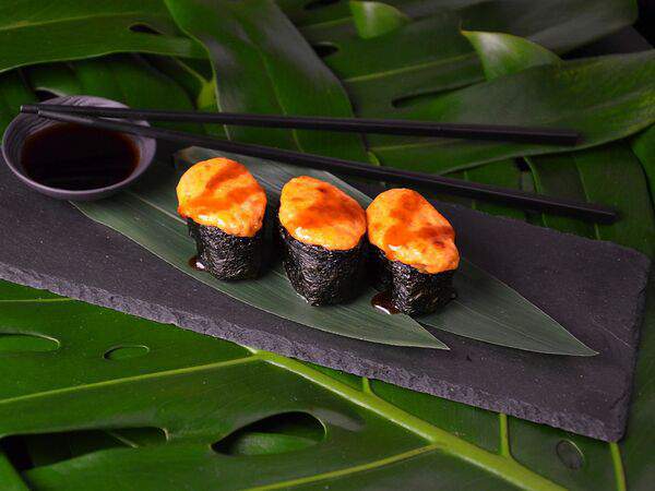 Дочь самурая - Гункан с лососем запеченный острый