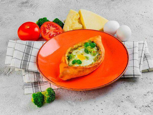 Хинкальная Кацо - Хачапури-лодочка с цыпленком и брокколи
